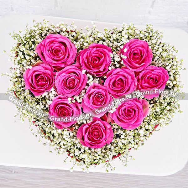 Вместо тысячи слов - композиция в виде сердца с розовыми розами